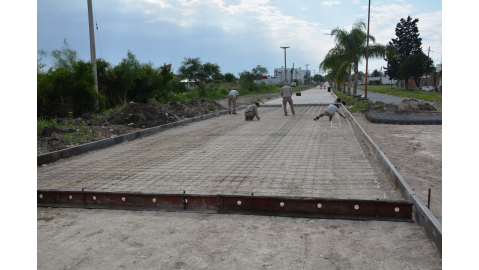ARMAN ESTRUCTURAS EN CALLE LOS CHAÑARES EN LA INTERSECCIÓN DE LOS CHINGOLOS