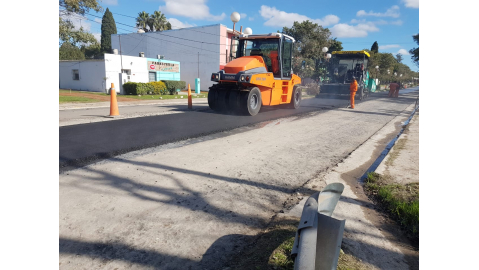 COMENZARON A ASFALTAR AV. LOS EUCALIPTOS
