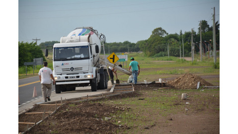 CONSTRUYEN LA VEREDA DE ACCESO A LA PARADA DE COLECTIVOS SOBRE AV. LOS CISNES