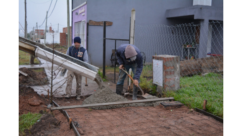 Construyen un nuevo tramo de vereda para conectar Los Jacarandáes y Los Chañares por Los Chingolos