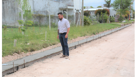 CONTINÚAN TRABAJANDO EN EL CORDÓN CUNETA DE CALLE LOS TEROS