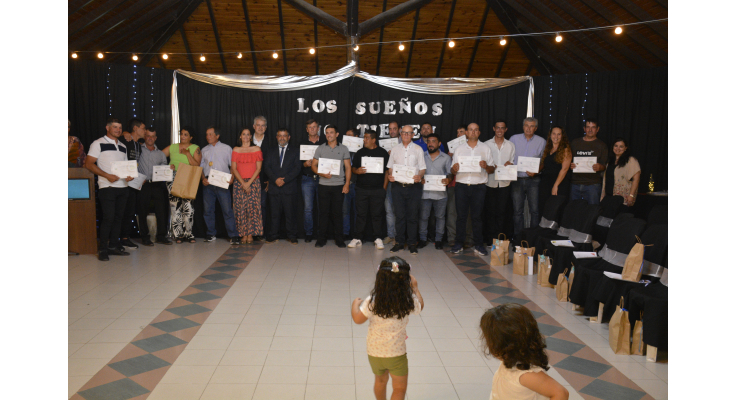 Diecinueve empleados municipales finalizaron sus estudios secundarios y recibieron sus diplomas
