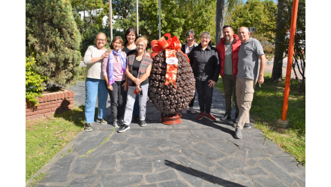 EL GRUPO MANOS CREATIVAS LE OBSEQUIÓ AL MUNICIPIO DECORACIÓN PARA ESTAS PASCUAS
