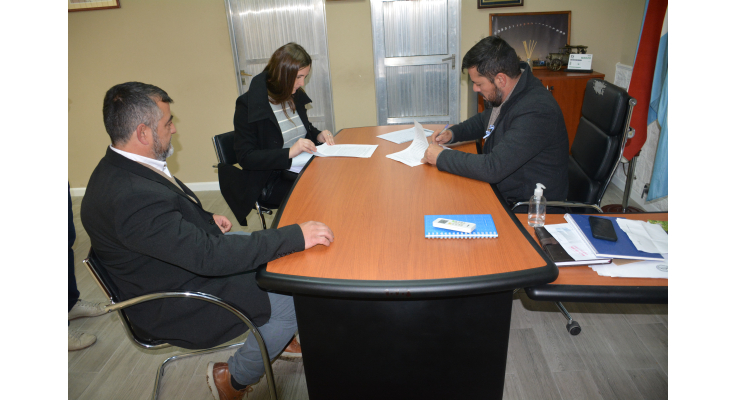 EL INTENDENTE FIRMÓ EL CONTRATO PARA EL COMIENZO DE LA PAVIMENTACIÓN DEL LOTEO BOLZÁN – GAREIS Y LAS CHILCAS