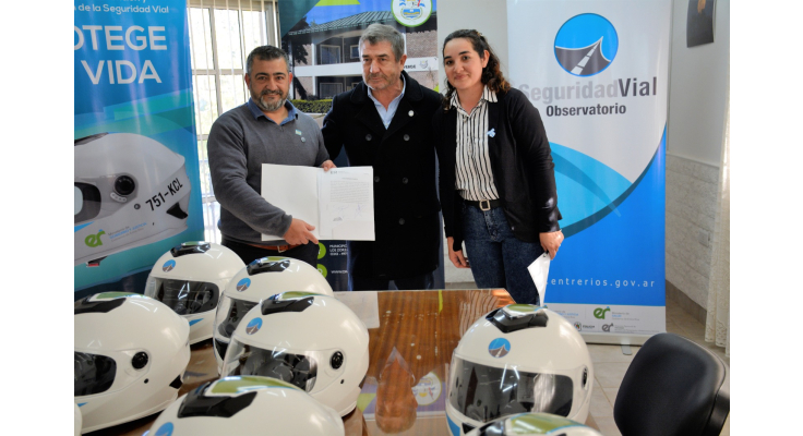 El ministro Roncaglia visitó Oro Verde y entregó cascos homologados al Municipio