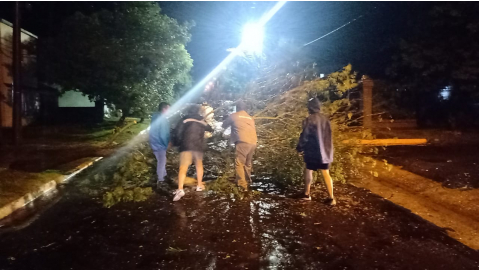 EL MUNICIPIO CONTINÚA TRABAJANDO SOBRE LOS PROBLEMAS QUE GENERÓ LA TORMENTA Y ASISTIENDO A LOS VECINOS