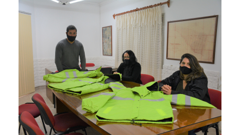 EL TALLER DE COSTURA CONFECCIONÓ CAMPERAS PARA EL PERSONAL MUNICIPAL
