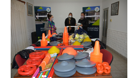 ENTREGA DE MATERIAL A DISCIPLINAS DEPORTIVAS DE LA LOCALIDAD