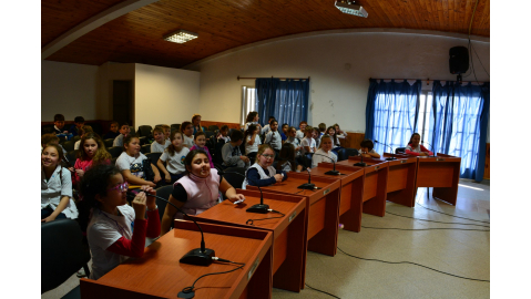 Estudiantes de tercer grado del Departamento de Aplicación visitaron el Municipio y el HCD
