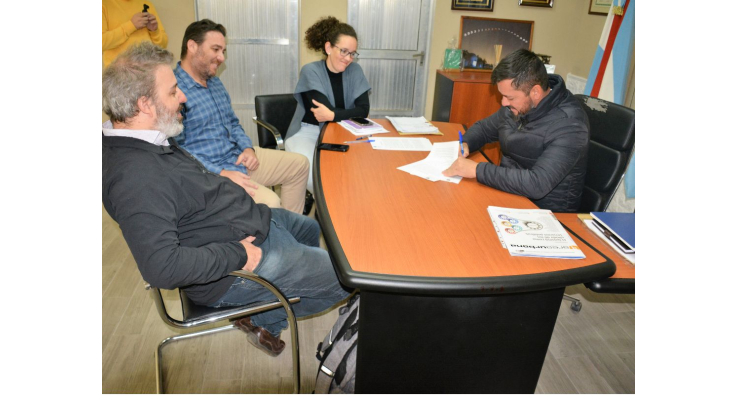 FIRMA DE CONTRATO PARA QUE EMPRESA DE TECNOLOGÍA SE RADIQUE EN LA CIUDAD