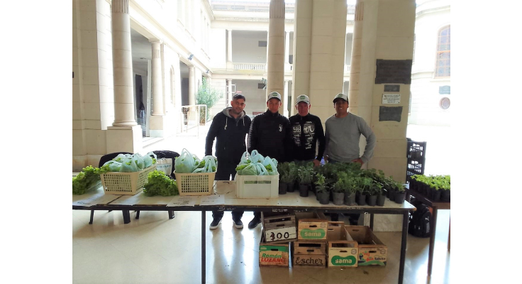 Huerteros locales participan junto a la escuela Alberdi de la Feria de Productos Alimenticios