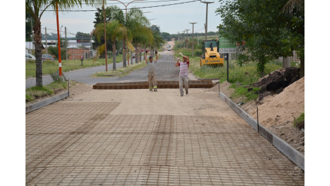 INCESANTE TRABAJO SOBRE AVENIDA LOS CHAÑARES