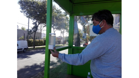 INSTALACIÓN DE DISPENSERS DE ALCOHOL EN GEL EN GARITAS DE LA CIUDAD