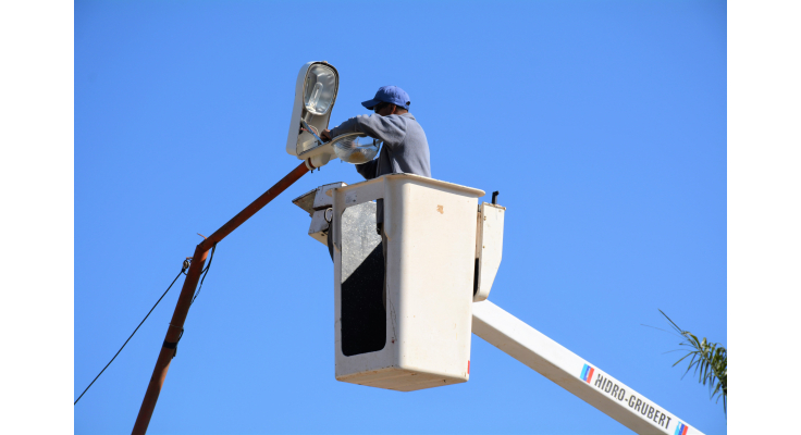INSTALAN LUCES LED EN AV. INTENDENTE DEL CASTILLO Y REEMPLAZARÁN LAS ACTUALES EN AV. LOS CHAÑARES