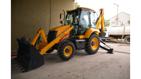 LLEGÓ UNA NUEVA MÁQUINA RETROEXCAVADORA QUE SE SUMA AL EQUIPAMIENTO VIAL MUNICIPAL