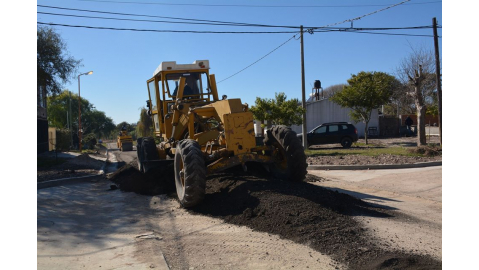 LOMAS DE ORO VERDE: ASFALTAN CALLE LOS QUEBRACHOS