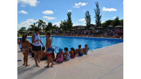 Más de 400 chicos disfrutan de la Escuela de Natación y Vida en la Naturaleza
