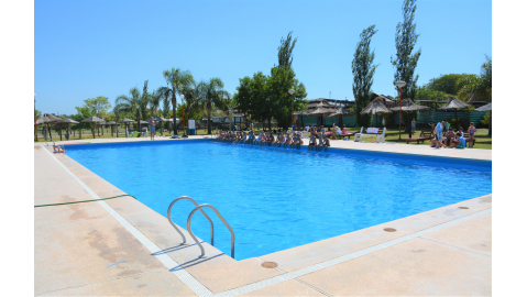 MÁS DE 400 NIÑOS Y NIÑAS DISFRUTAN DE LA COLONIA DE VACACIONES MUNICIPAL EN EL COMPLEJO DE PILETAS