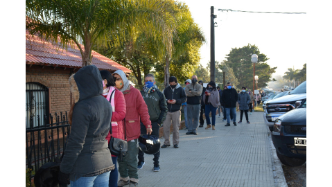 MAYORES DE 40 AÑOS SE VACUNARON EN EL POLIDEPORTIVO MUNICIPAL