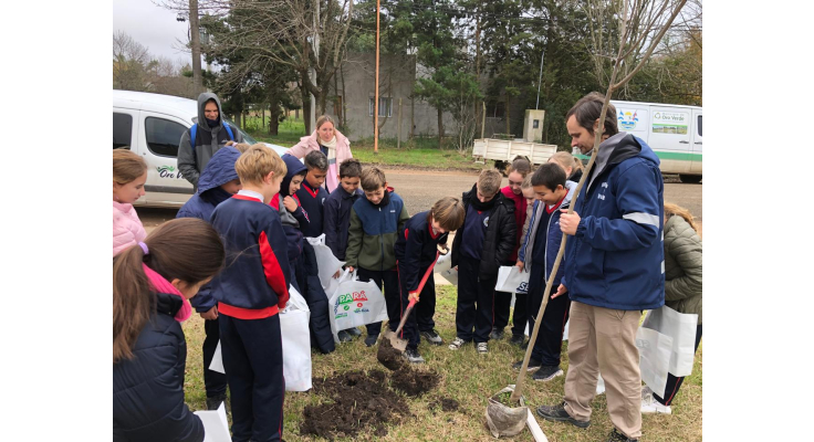 Primera jornada de plantación de árboles con escuelas de Oro Verde