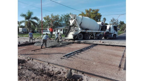 SE RETOMÓ LA OBRA DE AV. LOS CHAÑARES COLOCANDO HORMIGÓN