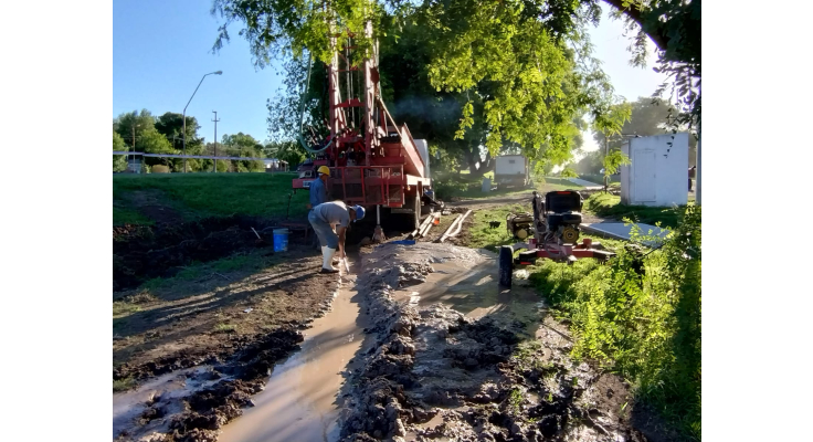 Trabajan en la perforación de un pozo de agua para abastecer barrios del sur de la localidad