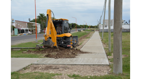 TRABAJAN EN LA SENDA PEATONAL DE CALLE LOS CEDROS