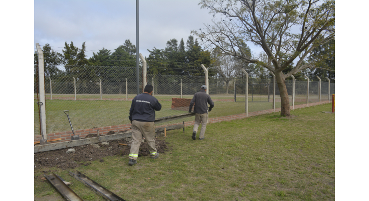 Trabajos en la cancha de fútbol de la plaza de Lomas de Oro Verde