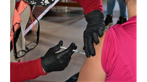 VACUNACIÓN CONTRA EL CORONAVIRUS EN EL SALÓN DEL POLIDEPORTIVO MUNICIPAL