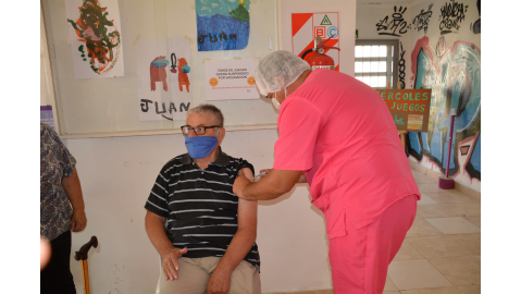 VACUNACIÓN CONTRA EL COVID: PIDEN A LOS MAYORES DE 70 QUE AÚN NO FUERON INMUNIZADOS QUE SE COMUNIQUEN CON EL CENTRO DE SALUD