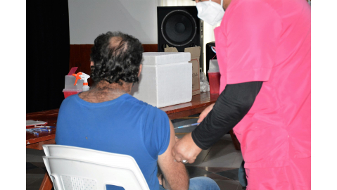 VACUNARON CONTRA EL CORONAVIRUS EN EL POLIDEPORTIVO MUNICIPAL