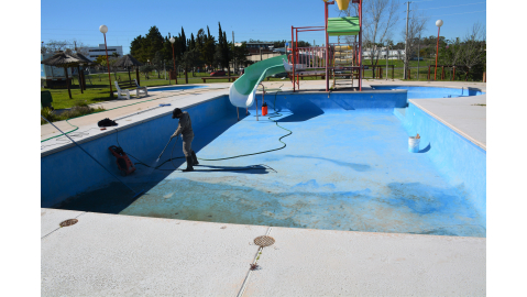 YA COMENZARON LOS TRABAJOS DE MANTENIMIENTO EN  EL COMPLEJO MUNICIPAL DE PILETAS